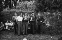 Yhdistyksen mieskuoro esiintymässä