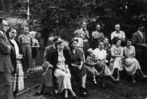 Katsomossa ihalillaan esityksiä