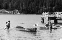 Rantalassa on erittäin hyvä uimaranta, varsinkin lapsille, matala ja hiekkapohjainen.